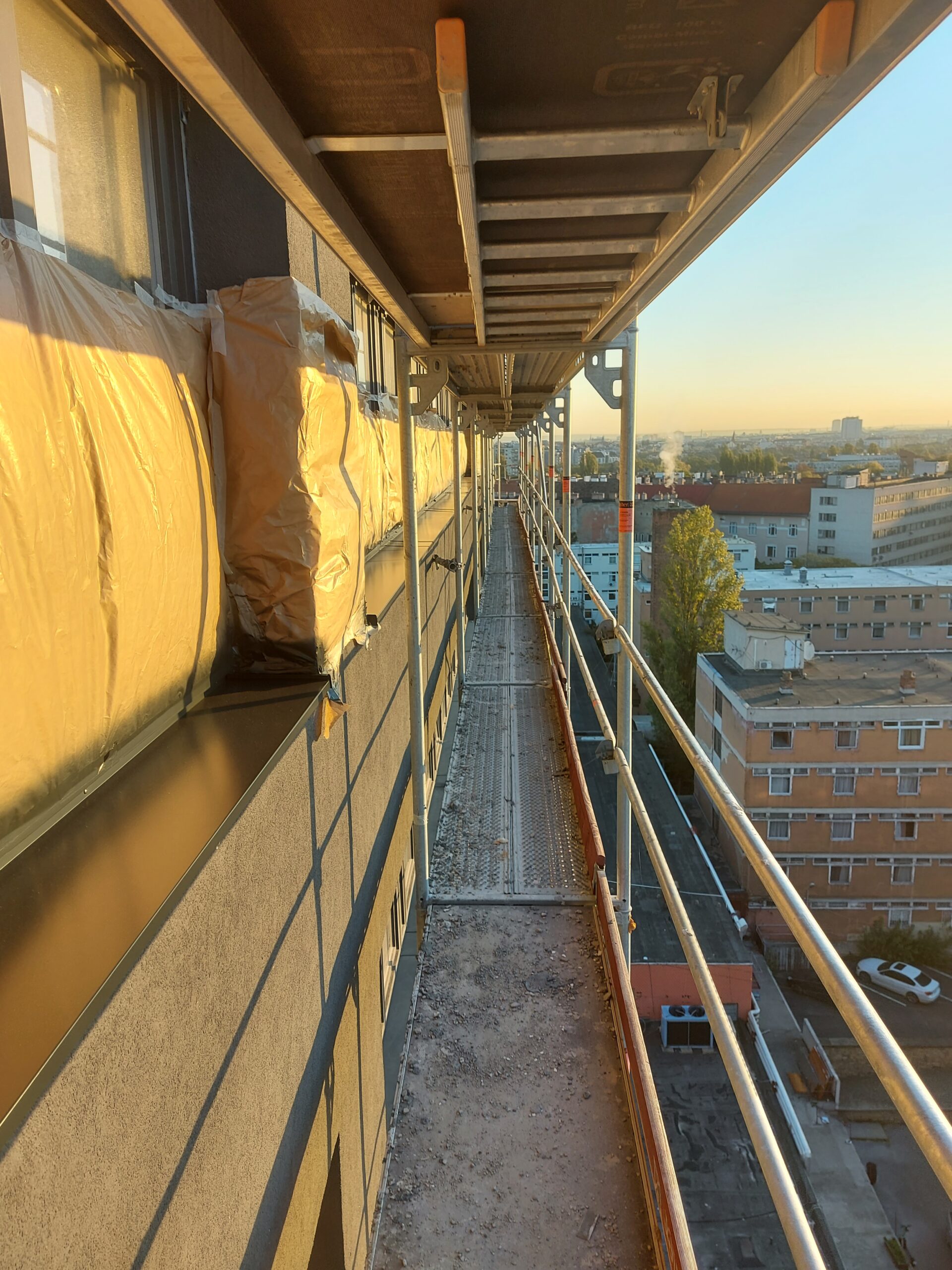 Utána – 10 emeletes épület,komplett párkányfényezése.