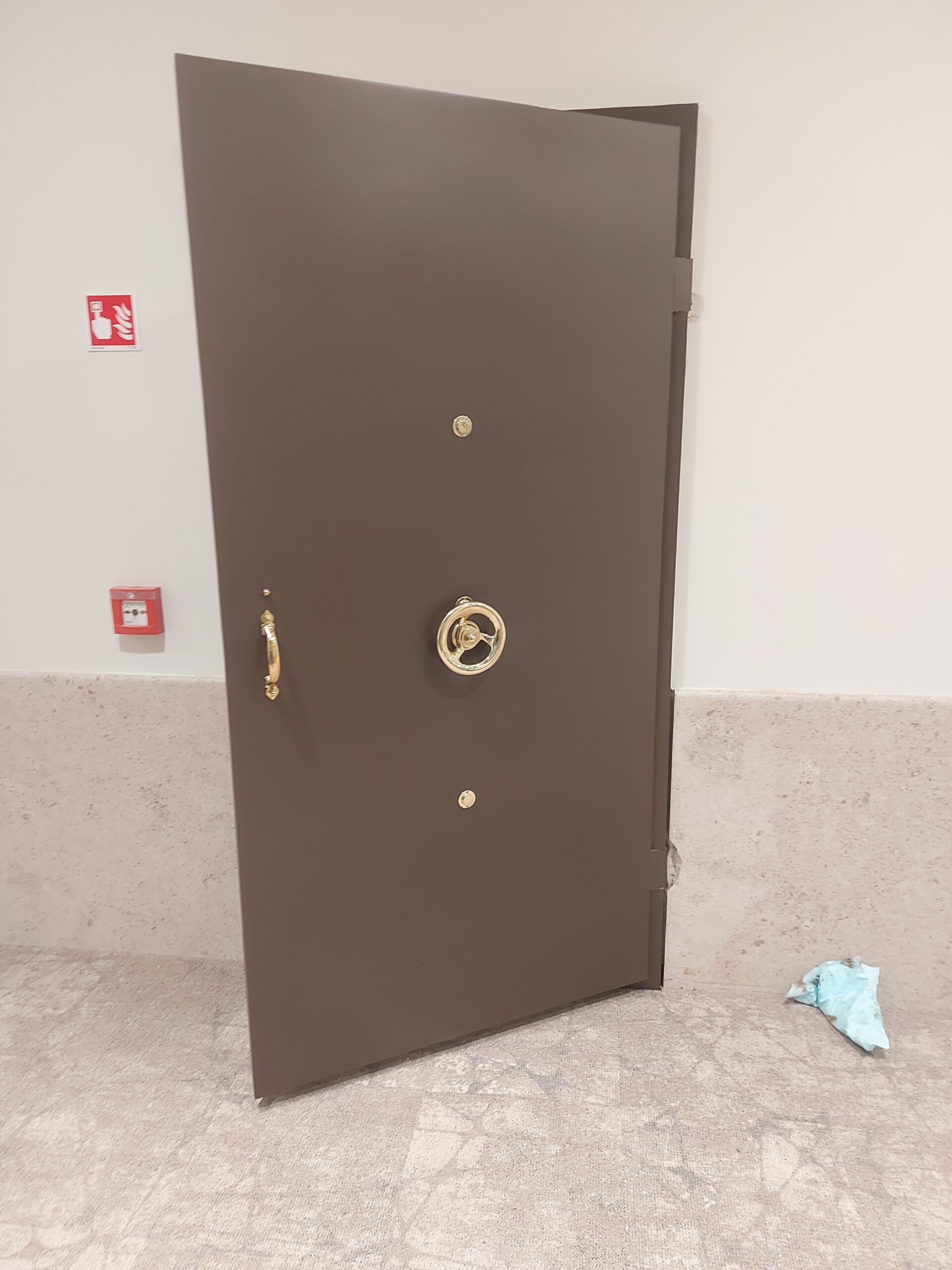 Utána – 120 éves páncélajtó,helyszíni felújitó fényezése.